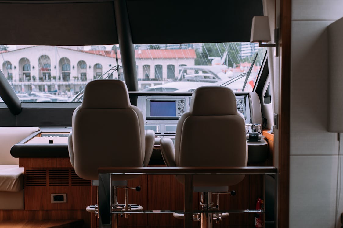 Interior de barco con tapizado de lujo en Barcelona