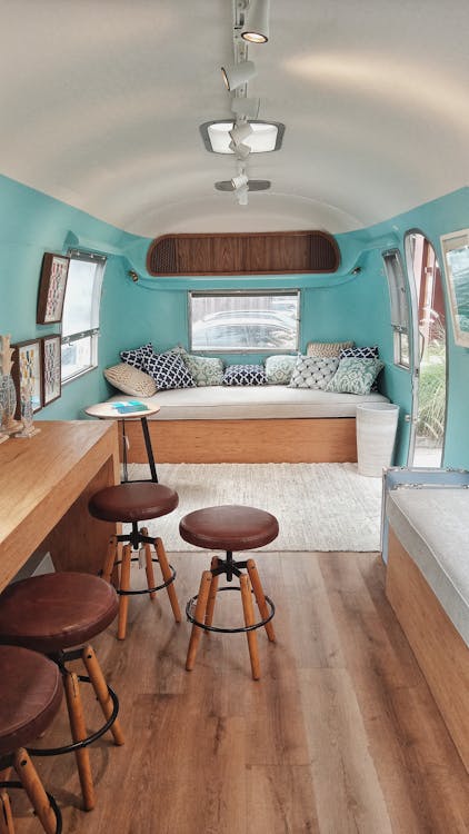 Interior de camper van con tapizado profesional en Barcelona