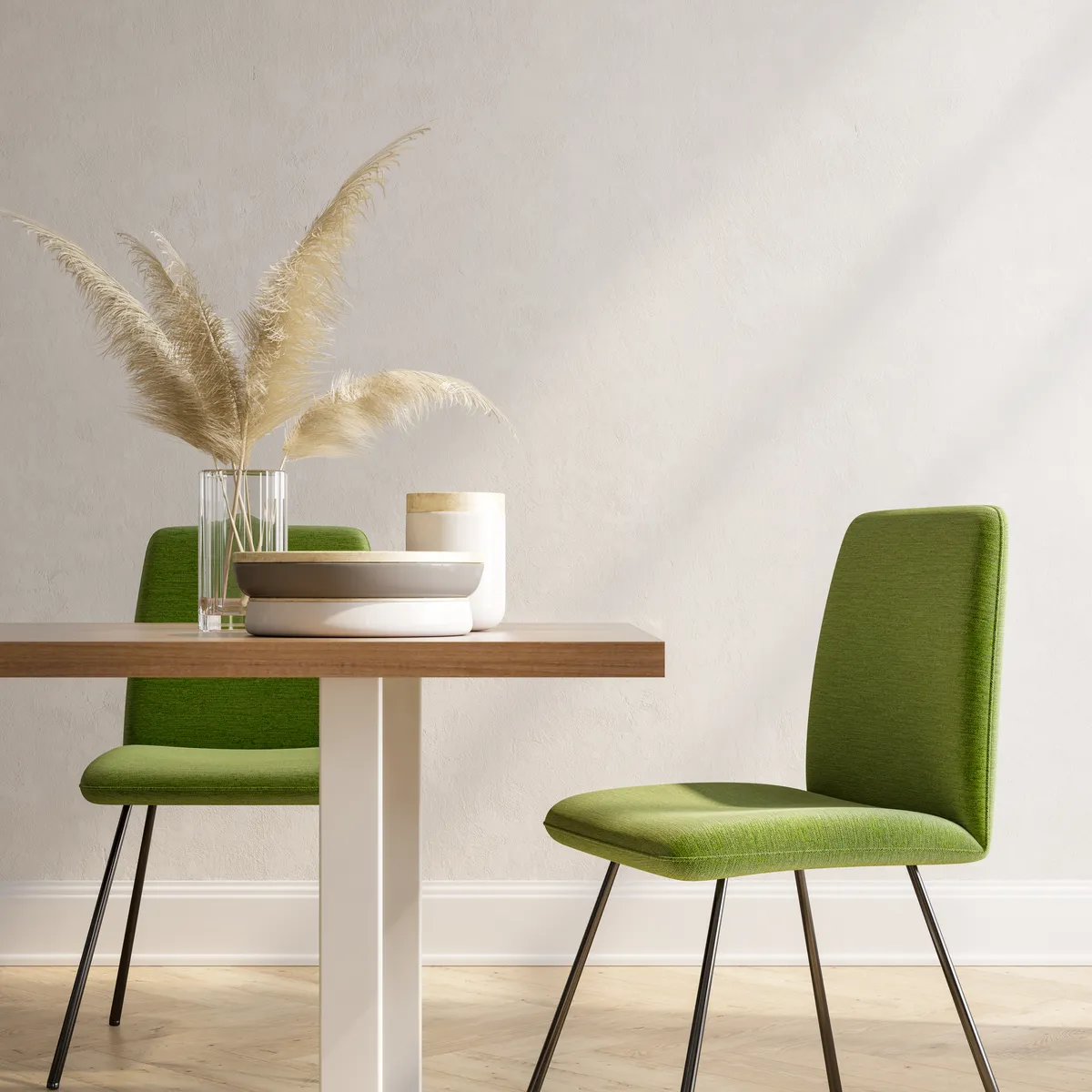 Sillas de comedor tapizadas en tela verde en Barcelona