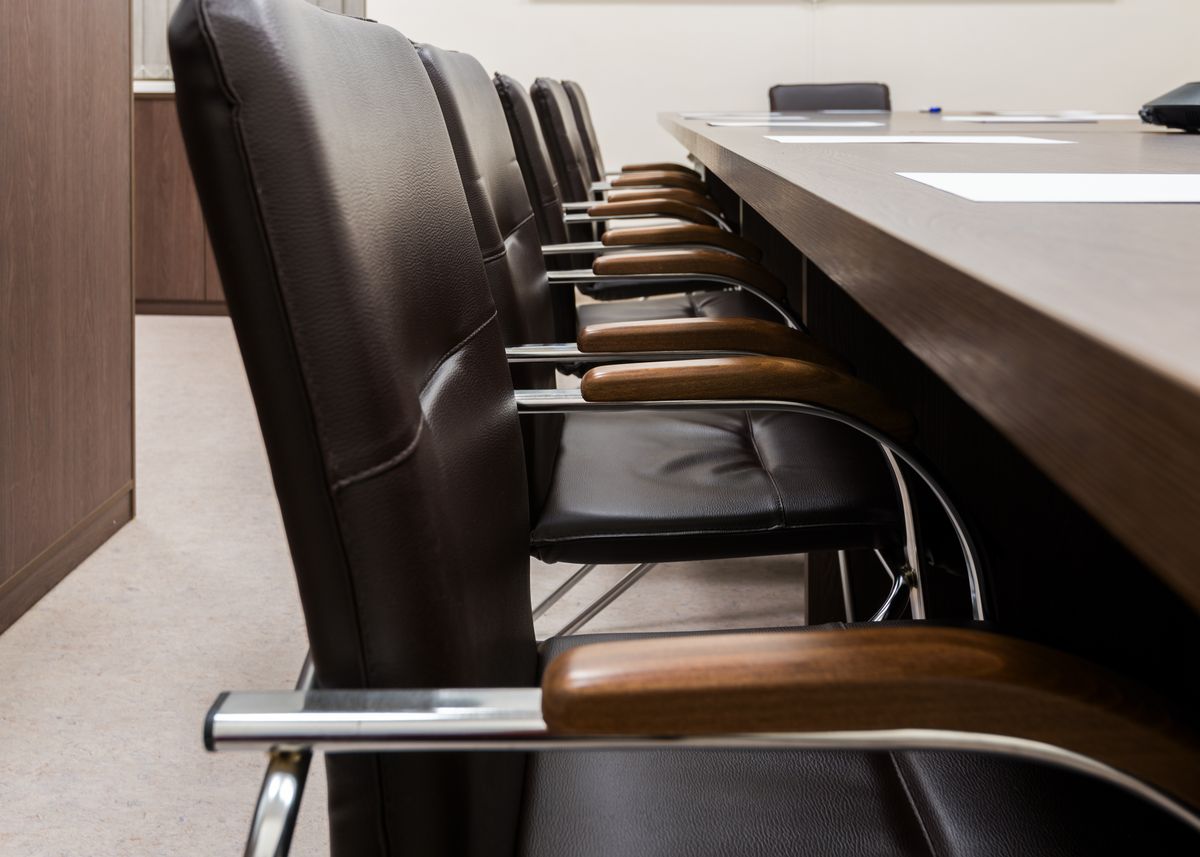 Sofa de tres plazas tapizado en tela beige