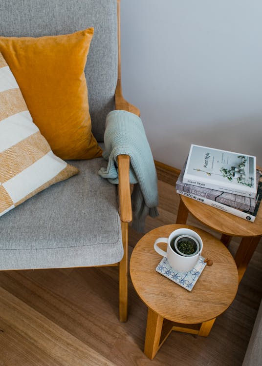Sillón orejero moderno estilo wingback tapizado en salón de Barcelona