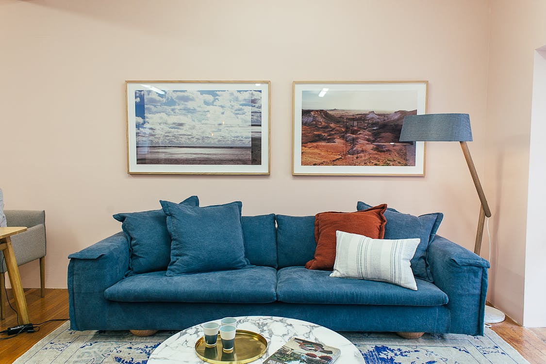 Sofá chaise longue tapizado en salón moderno en Barcelona