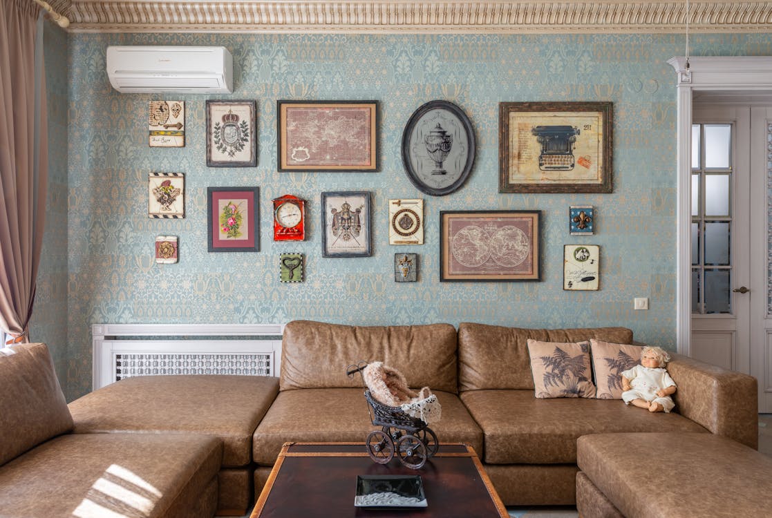 Sofá de piel vintage retapizado en salón clásico de Barcelona