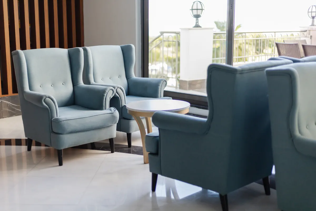 Sillones orejeros tapizados en terciopelo azul en Barcelona