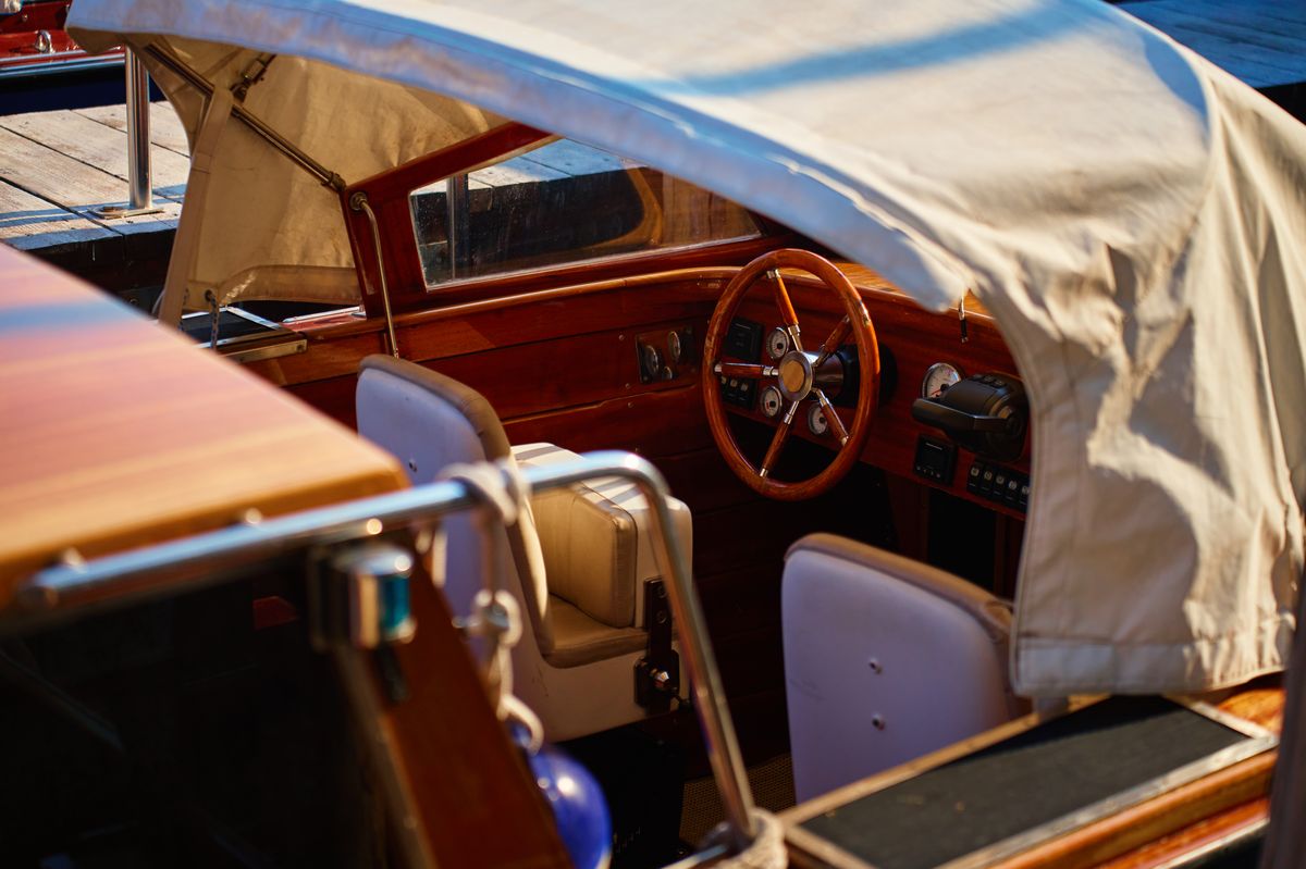 Interior de yate con tapiceria nautica nueva