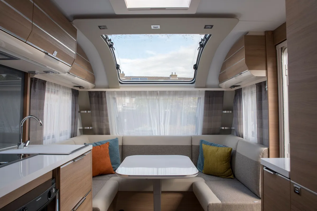Interior de caravana con tapicería renovada y sofás nuevos en Barcelona
