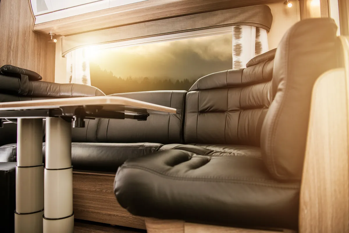 Interior de autocaravana con asientos de cuero retapizados en Barcelona