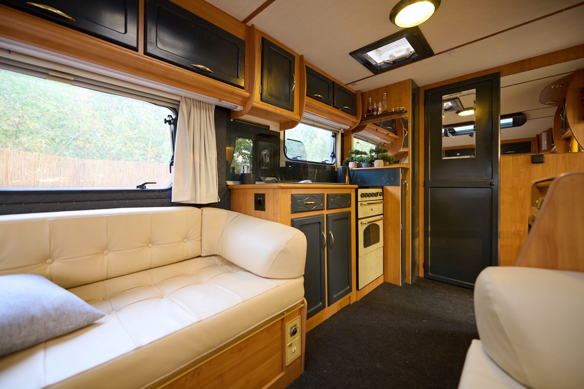 Interior de autocaravana tapizado